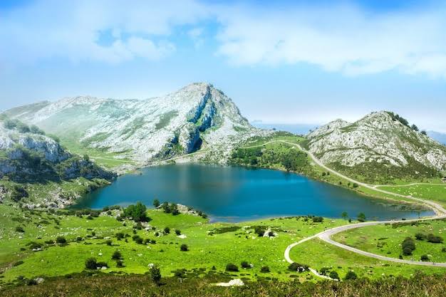 Paisaje de los Lagos de Covadonga en los Picos de Europa